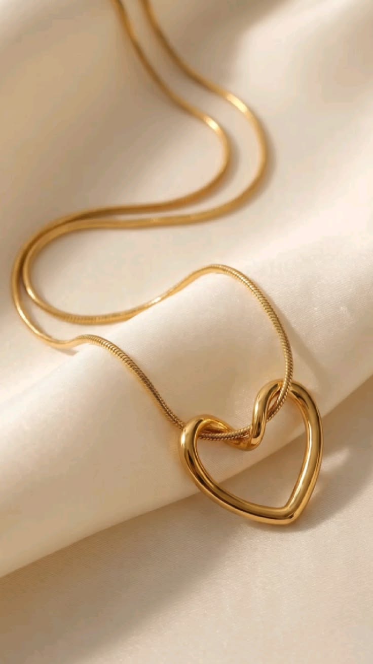 Hearty Swan Necklace